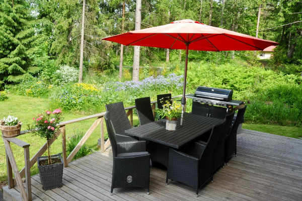 Perhekoti Kuusikossa viihdytään kesäisin terassilla / Kuvaaja Pietu Takala