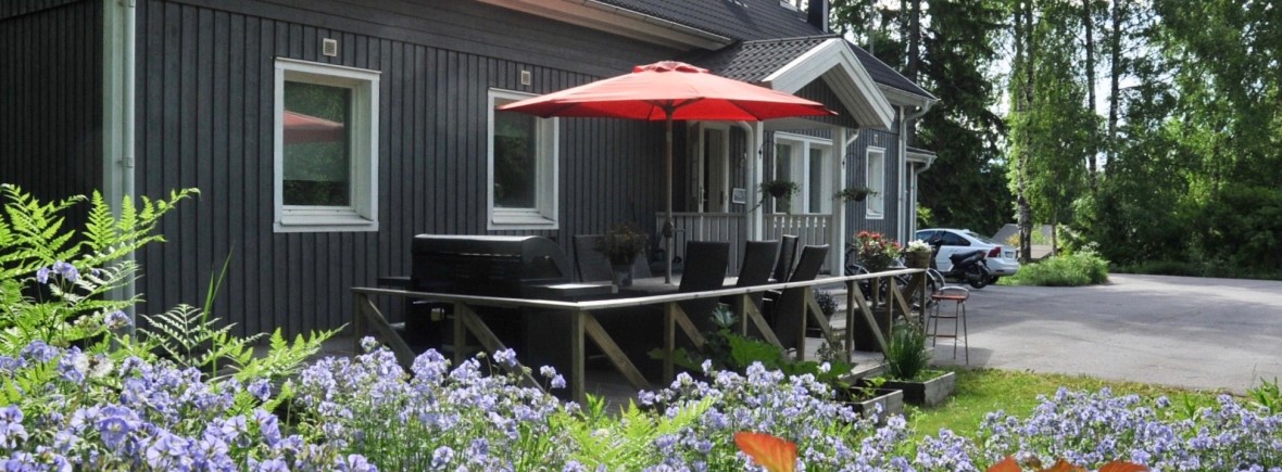 Perhekoti Kuusikon pihalla kukkii / Kuvaaja Pietu Takala