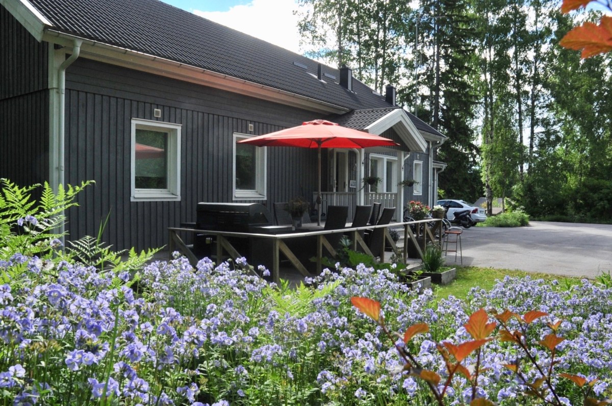 Perhekoti Kuusikon pihalla kukkii / Kuvaaja Pietu Takala