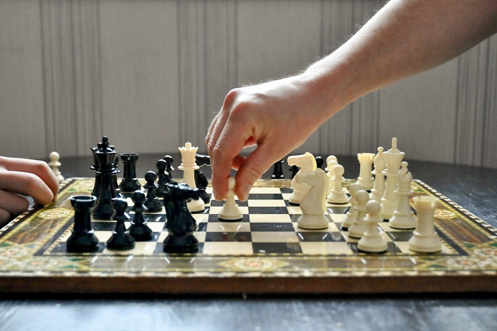 Karkkilassa Villa Dorotheassa shakkipeli nuoren kanssa