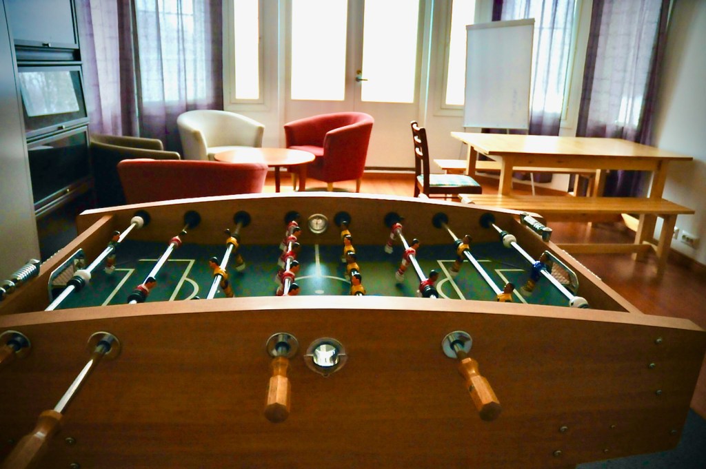 Karkkilassa Villa Dorothean alakerran oleskelutila, pöytäfudis