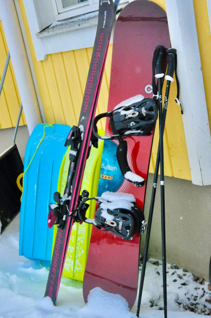 Karkkilassa Villa Dorothean talviurheiluvälineet