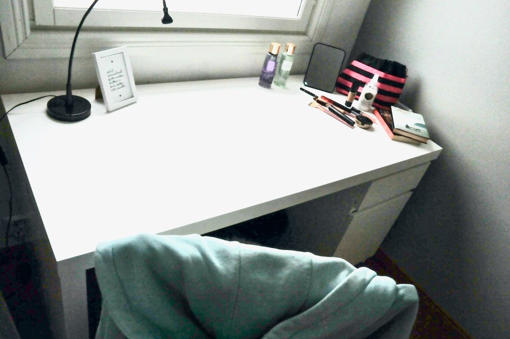 Karkkilassa Villa Dorotheassa nuoren huone