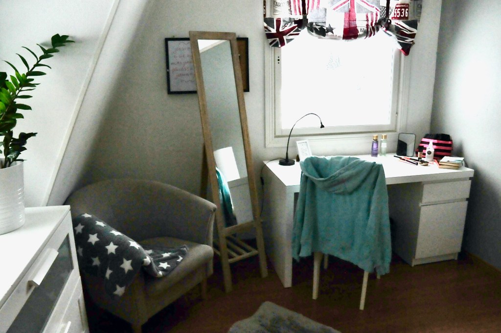 Karkkilassa Villa Dorotheassa nuoren huone